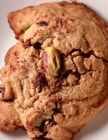 Pistachio chocolate-chip cookies